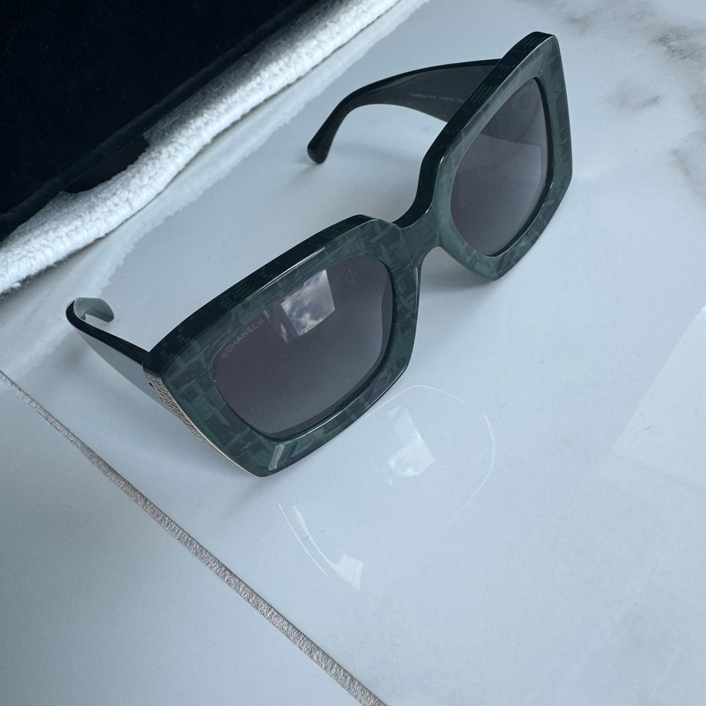 Chanel RECTANGLE SUNGLASSES
Acetate & Metal
Khaki & Green